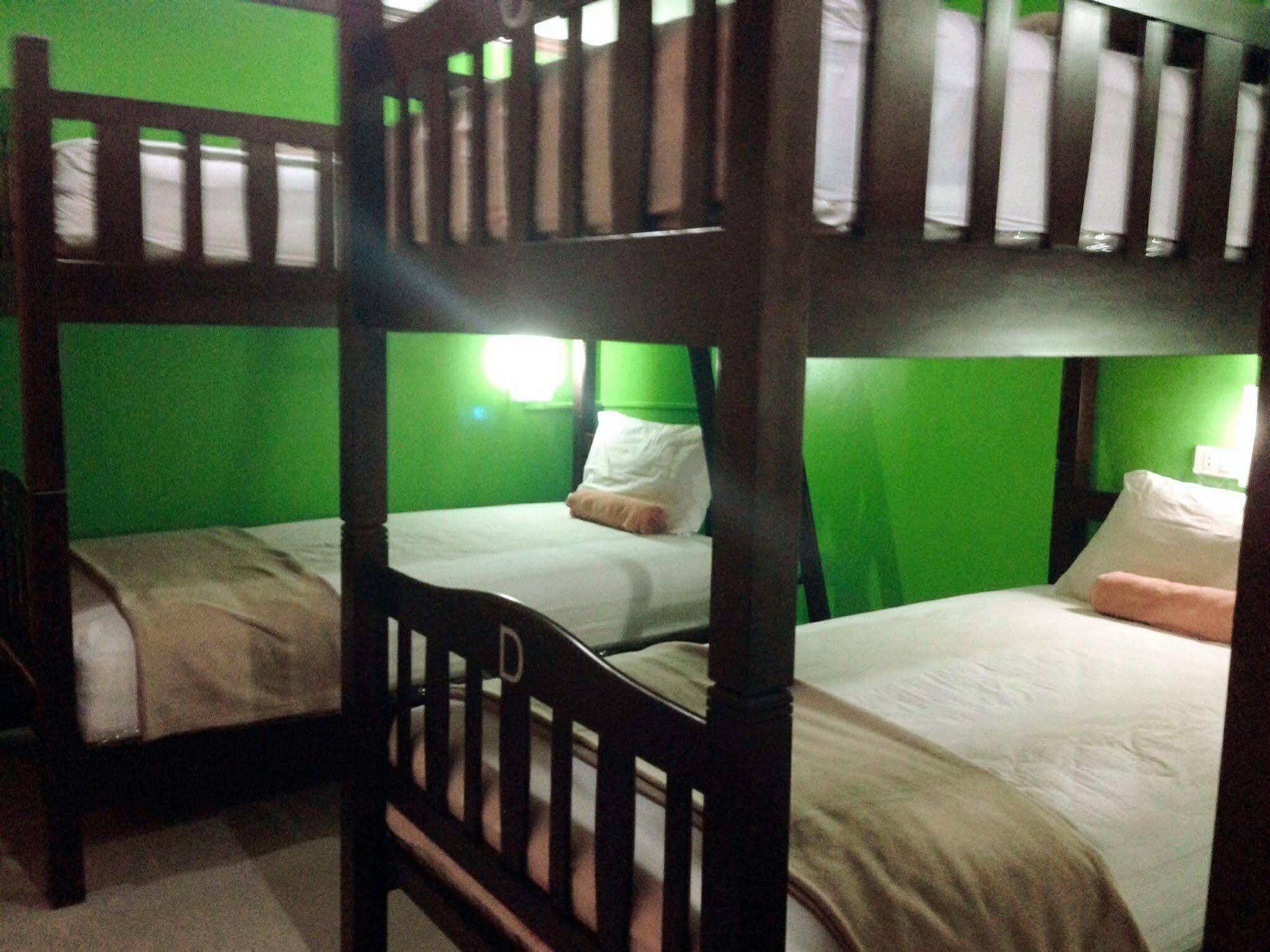 Silla Patong Hostel Exterior photo