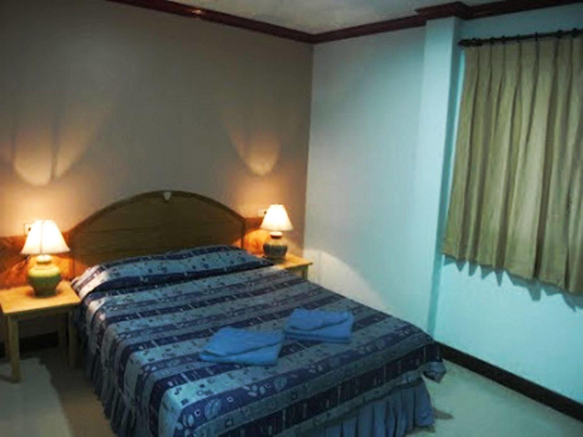 Silla Patong Hostel Exterior photo