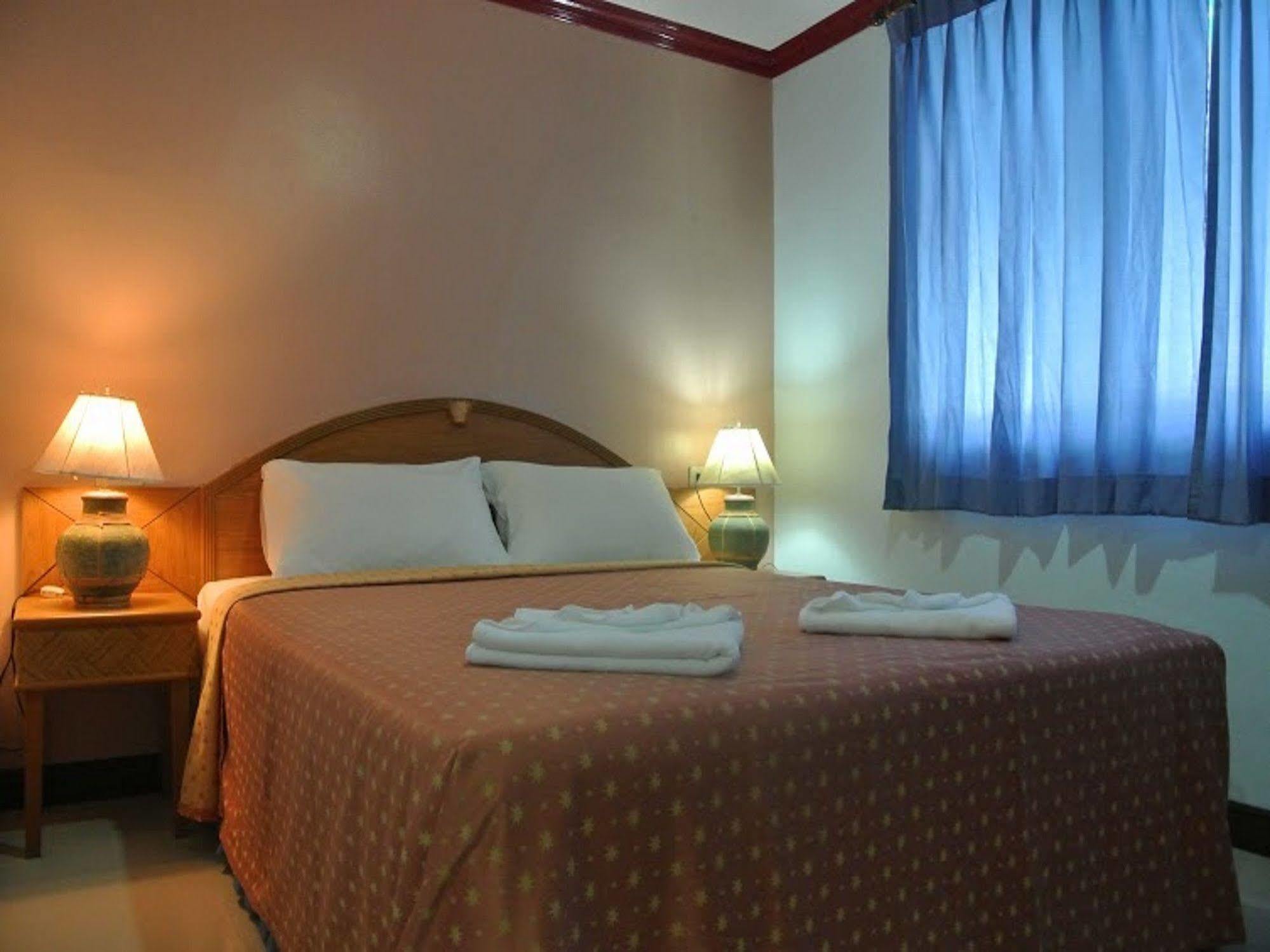 Silla Patong Hostel Exterior photo