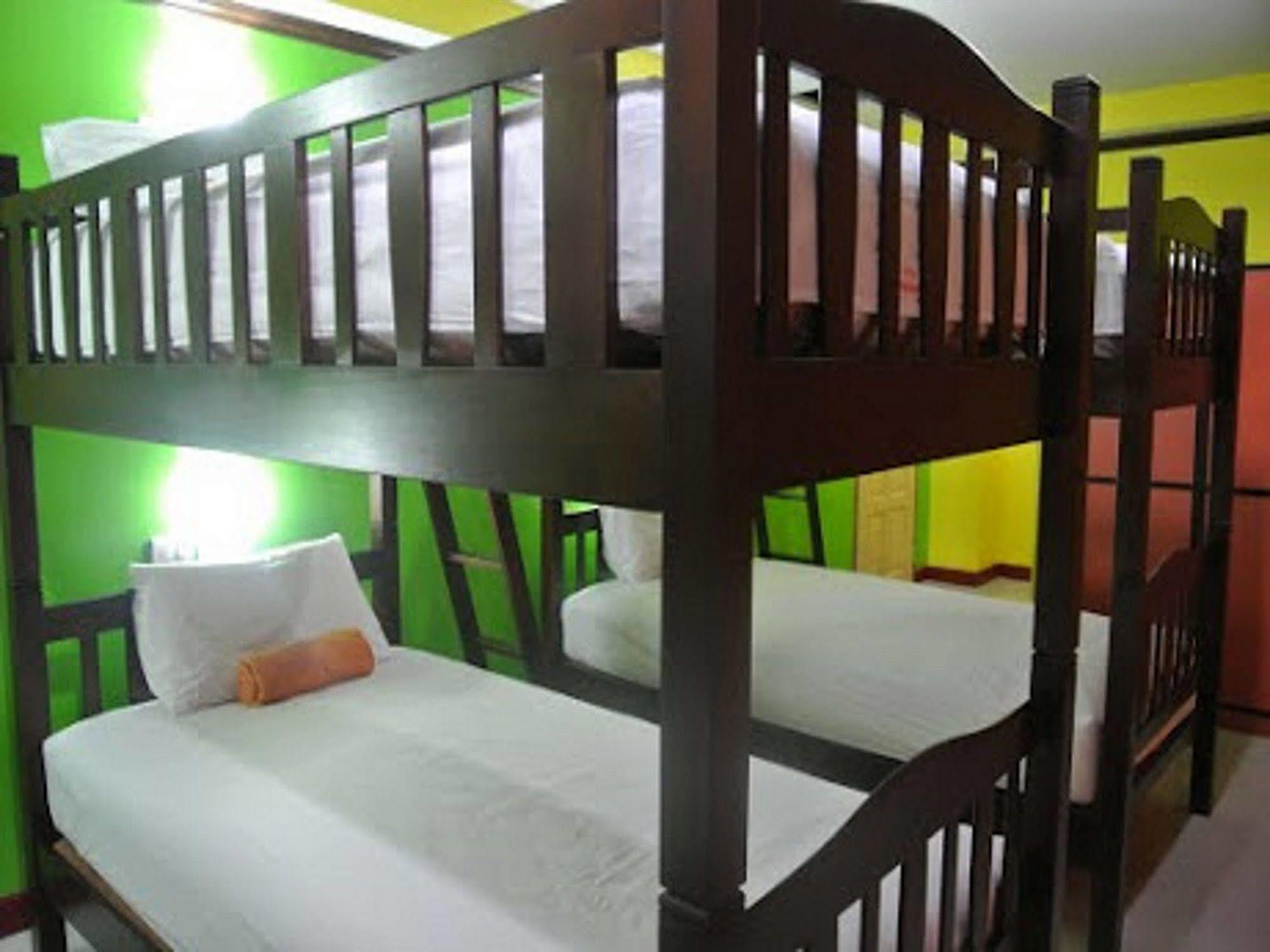 Silla Patong Hostel Exterior photo