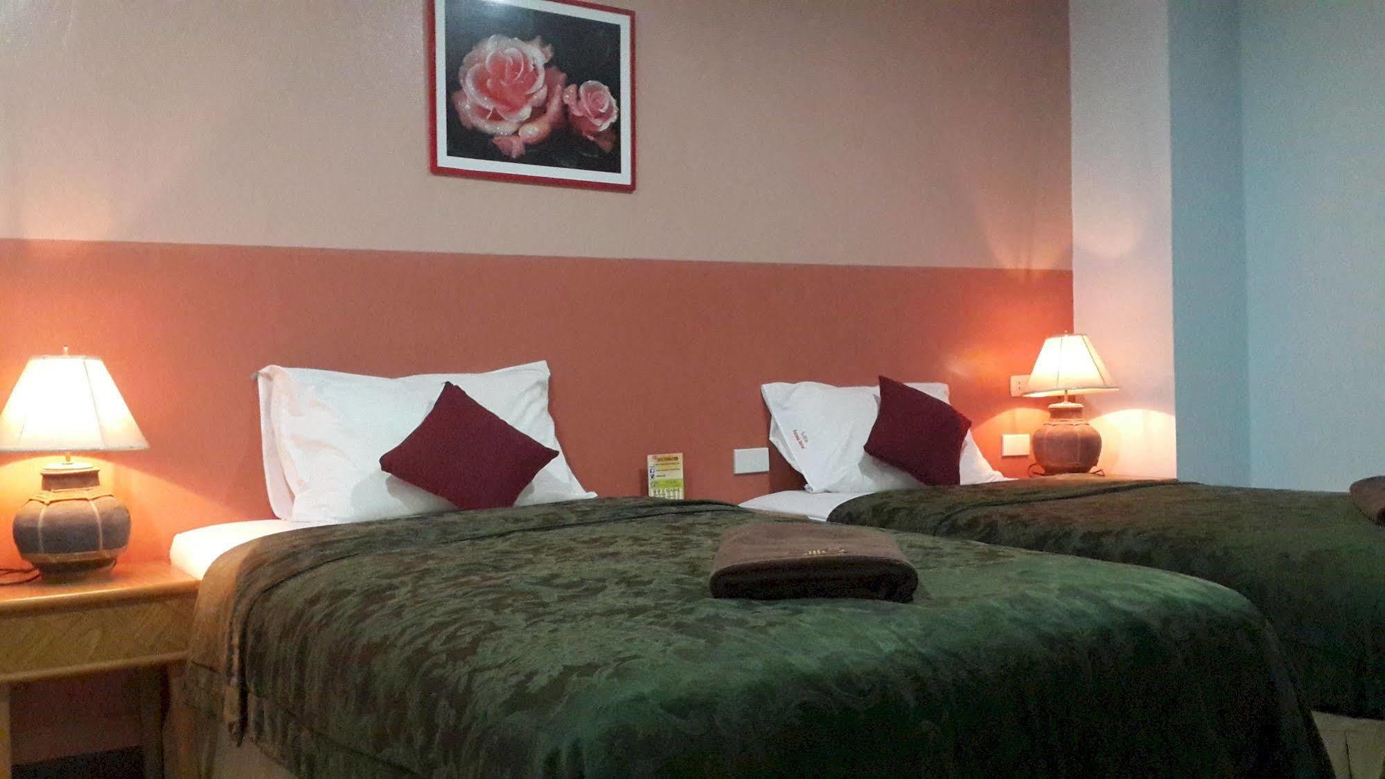 Silla Patong Hostel Exterior photo
